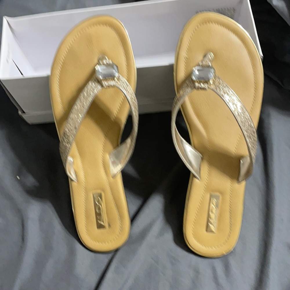 Pretty god sandals with embellishments